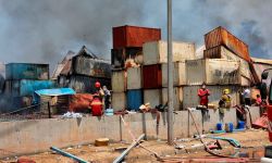 إيران: إخماد حريق ميناء رجائي قد يستغرق 20 يوماً